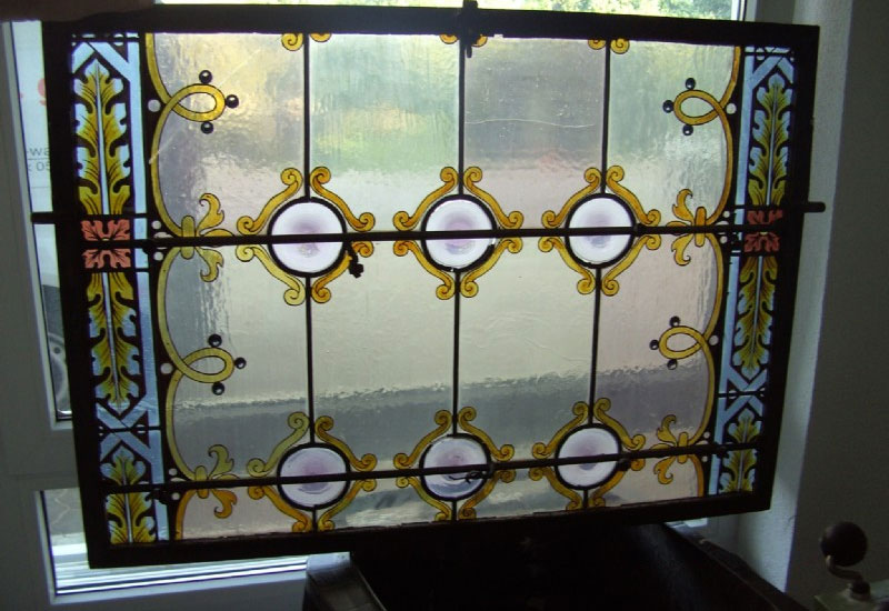 Kunstvolles Fensterbild in Tirol