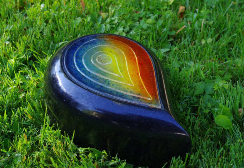 Kunstvoller Glastropfen in der Wiese